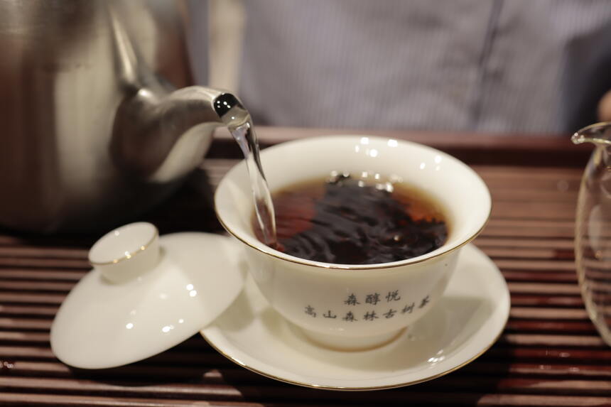 熟茶里有水味是什么原因导致？丢还是留？