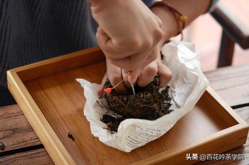 撬茶知识丨使用茶针撬茶饼、沱茶、砖茶的正确姿势