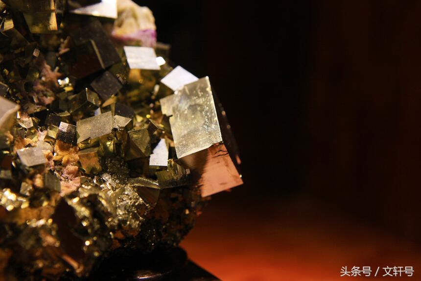 矿物晶体奇石收藏鉴赏之黄铁矿