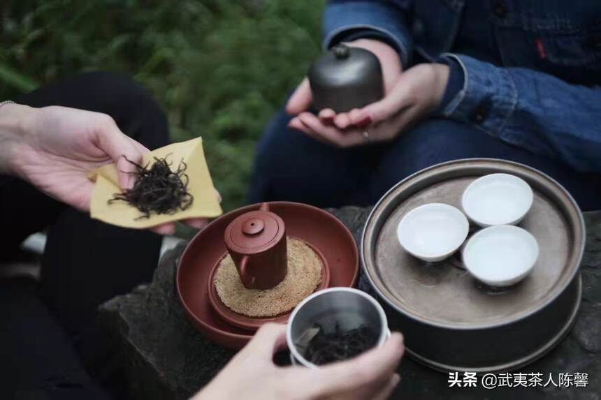 立冬时节，饮茶建议喝：传统工艺岩茶，温性不上火