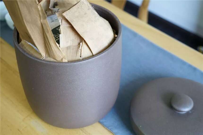 以润茶识 | 为什么紫砂罐存的普洱茶没有纸箱存的好喝？
