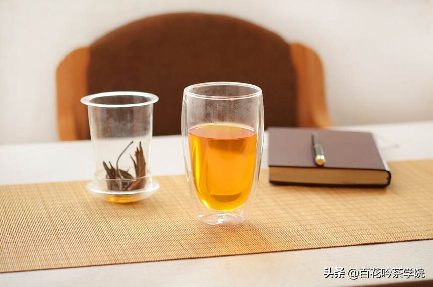 用玻璃杯冲泡滇红茶的方法，简单易学！
