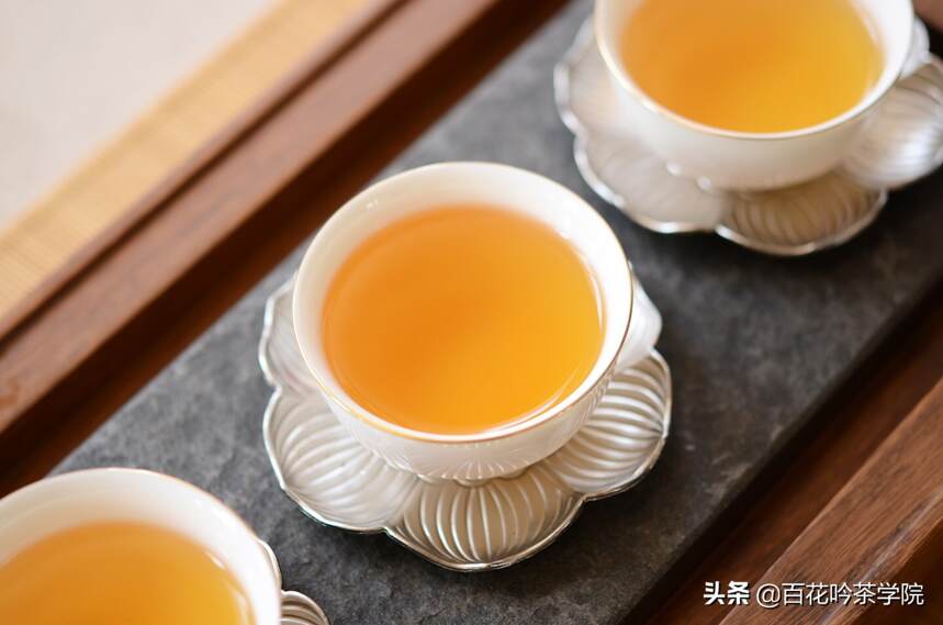 用玻璃杯冲泡滇红茶的方法，简单易学！