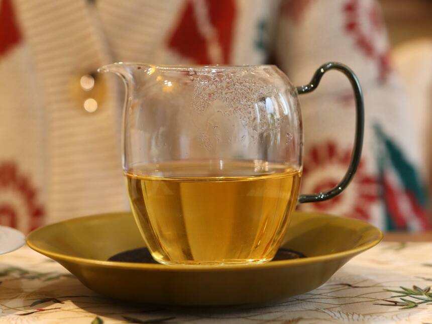 饼茶和散茶谁更适合长期存放？
