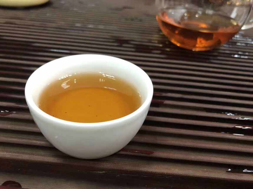黎明茶厂老茶系列勐海产区编号：3336803、33468紫印、33468黄印