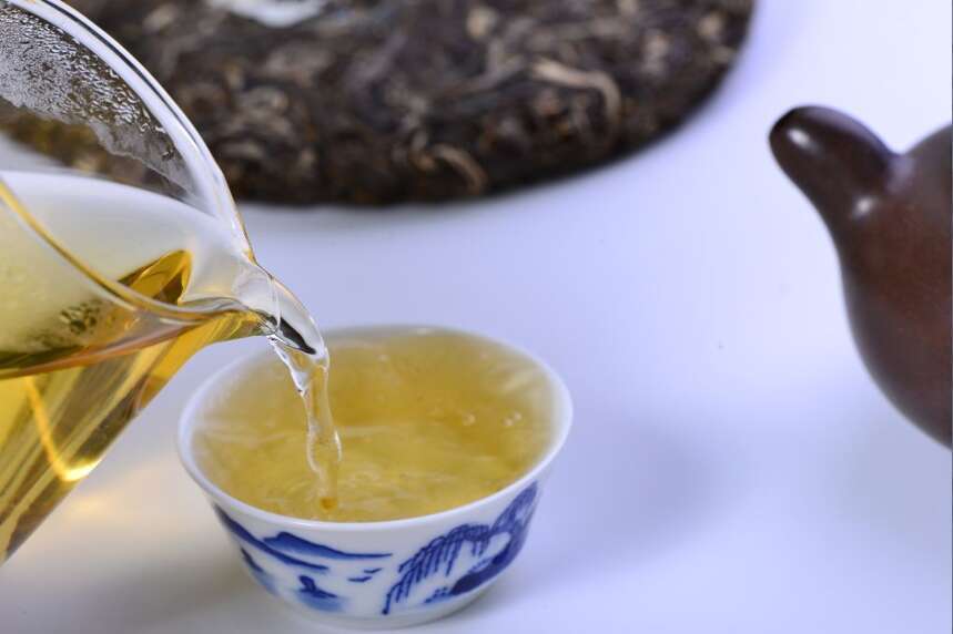 普洱中期茶：盖碗与紫砂壶冲泡中期茶各有什么优劣？