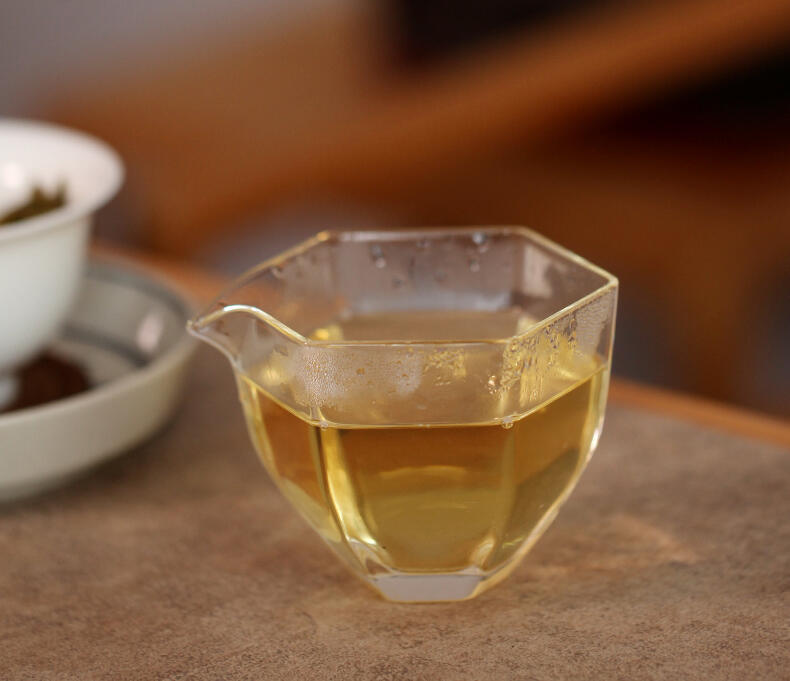 甜润赛曼松的南板小泥塘头春古树茶好喝吗？口感上有何特别之处？