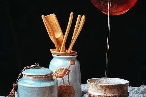 红酒和茶彼此欣赏的曼妙