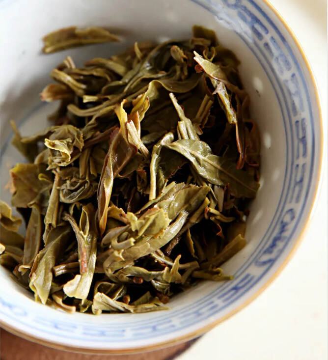 古六大茶山之有仙人足迹的巴达山，它的小黑山普洱春茶是什么味