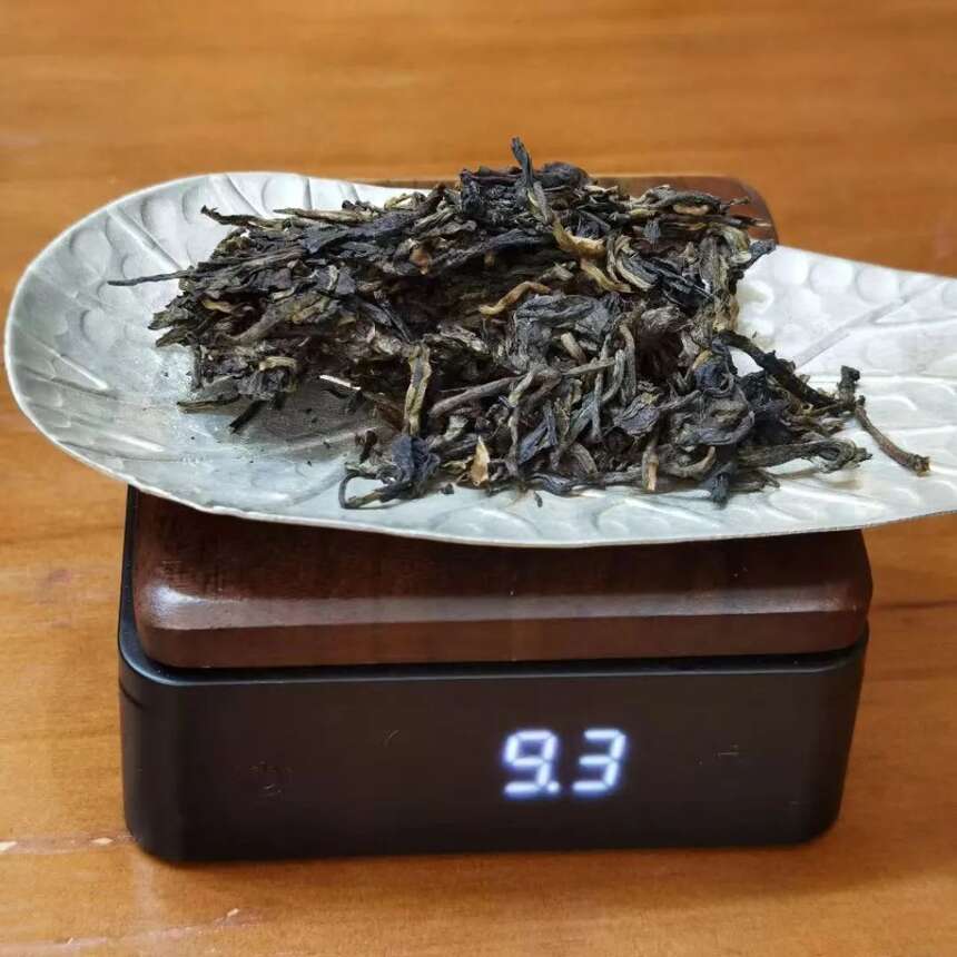 老茶开汤，04年六大茶山班章野生茶，很像班章大白菜口感，有茶样