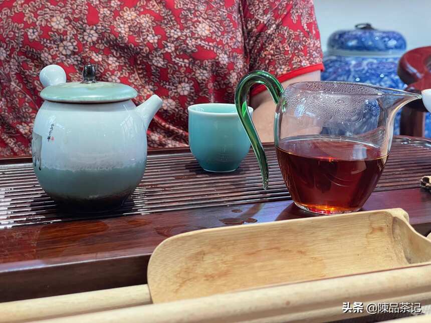 有幸与中国现代普洱茶茶王王霞老师，品饮她制作的中茶牌92方砖