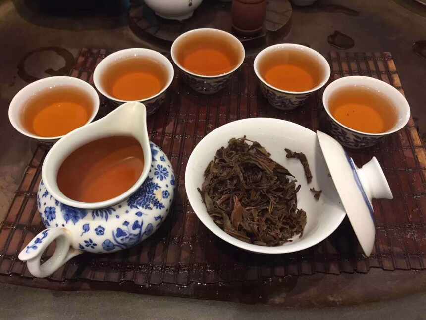 茶圈：品质高于“88青”、大白菜系列的、2003年勐海班章五星孔雀