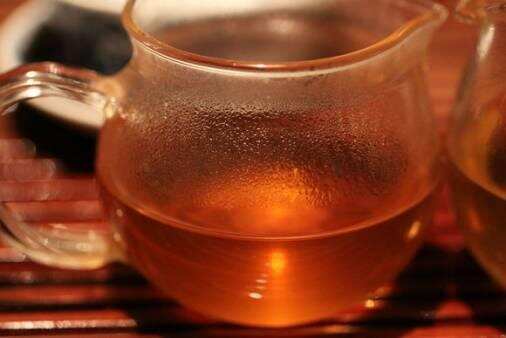 教你鉴别普洱古树茶和台地茶，对比冲泡露馅了