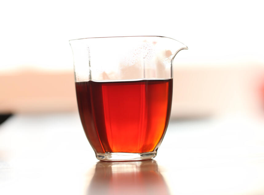 勐海和临沧两地拼配而成的普洱熟茶，口感上会有香高味浓的特点？