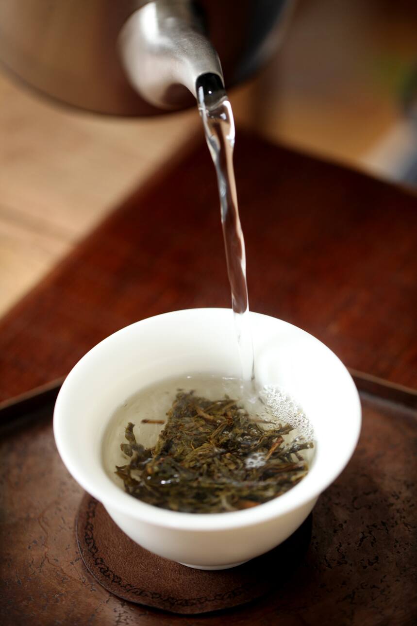 到茶叶店买茶时，如何快速识别出劣质茶，买到货真价实的好茶？