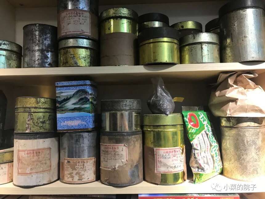 在昆明的这家书店里，上百万的老茶免费喝