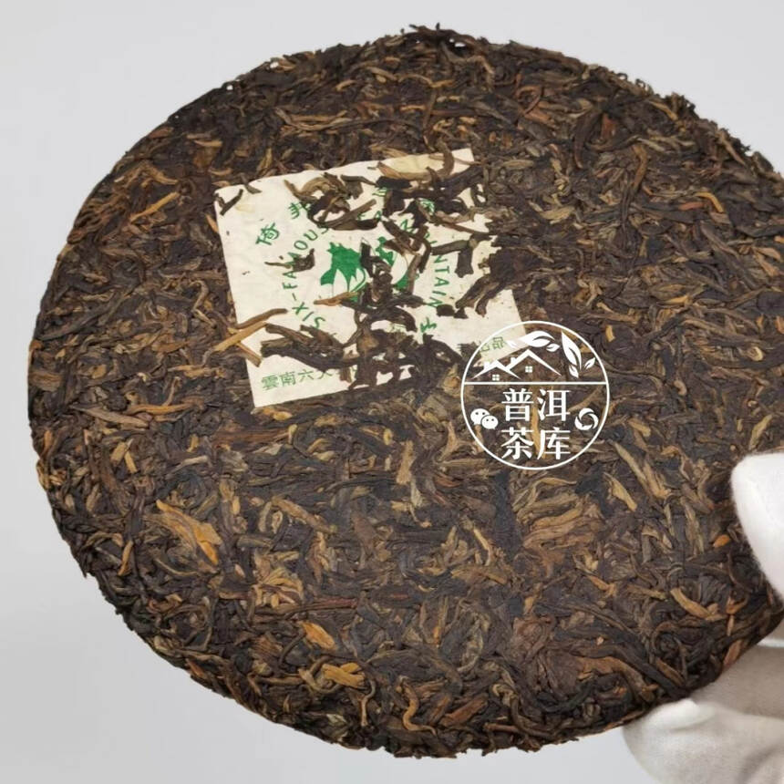 2002年六大茶山倚邦普洱野生茶，猫耳朵中小叶种茶