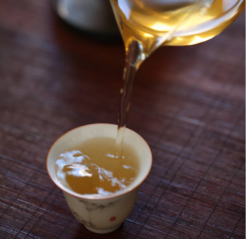茶汤上的白色泡沫是什么东西？茶还能喝吗？