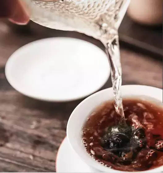 为什么普洱茶会锁喉？