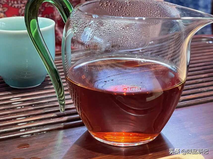 有幸与中国现代普洱茶茶王王霞老师，品饮她制作的中茶牌92方砖