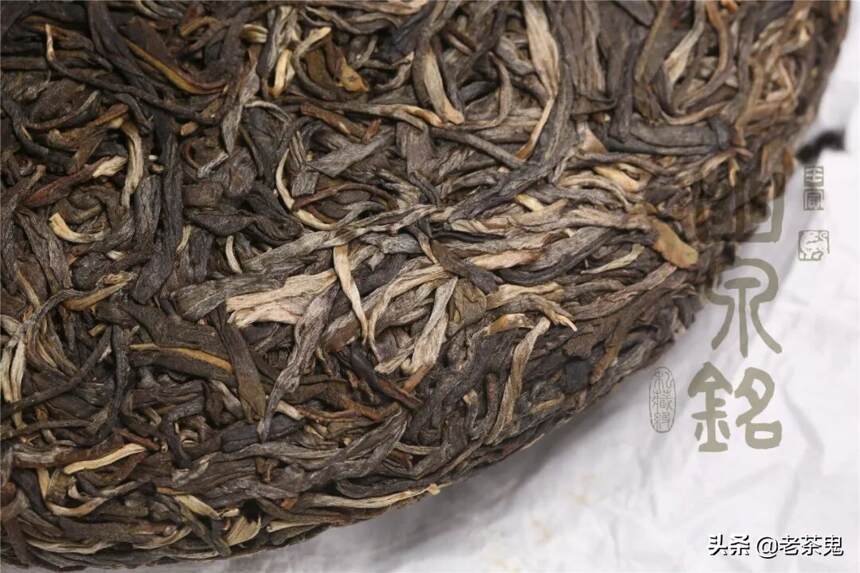 携谁隐·幽泉铭是老茶鬼开发的一款古树典藏级生茶