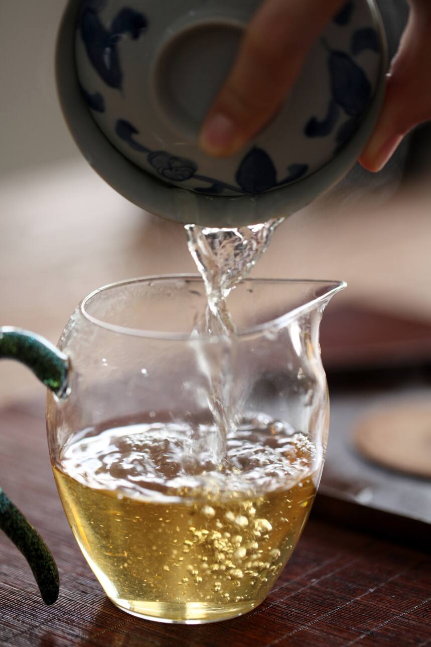 高情商喝茶人必知的6个茶桌礼仪！轻松帮你避免喝茶踩坑，很实用