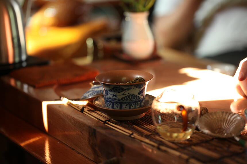 蛮砖普洱茶的口感有何特点？它和易武茶的区别是什么？