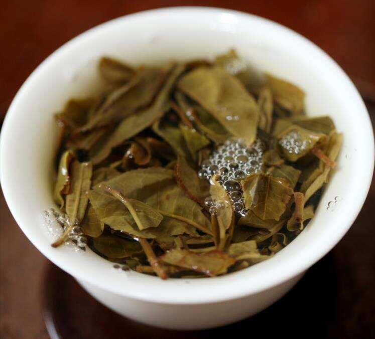 到茶叶店买茶时，如何快速识别出劣质茶，买到货真价实的好茶？