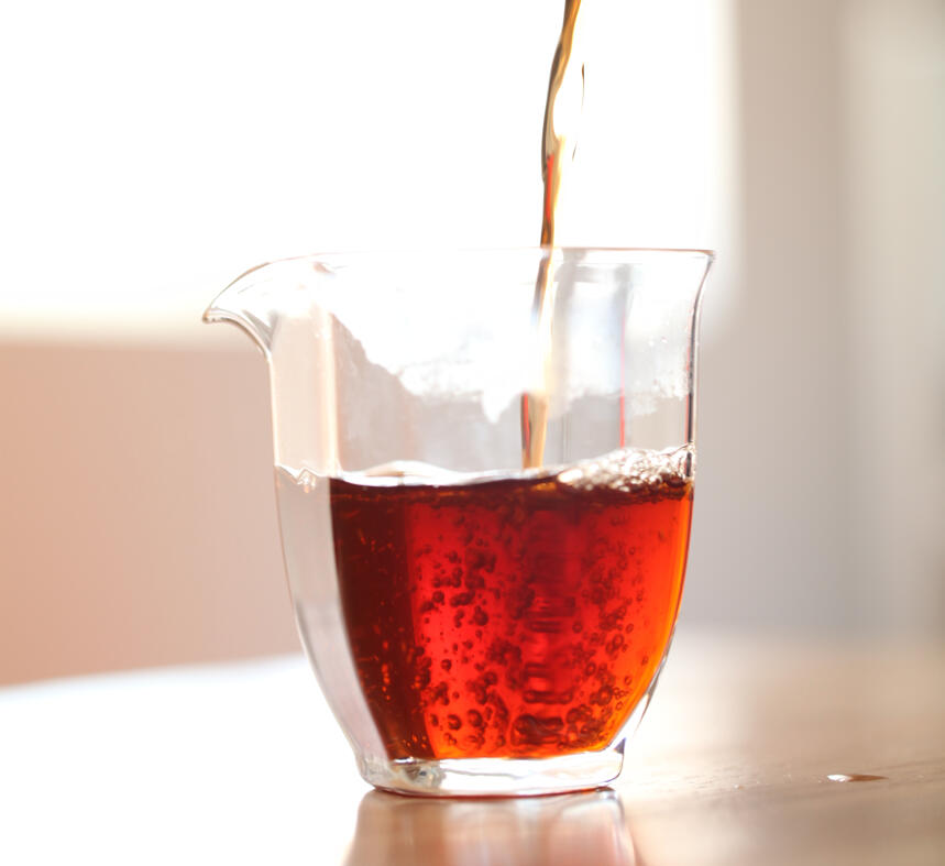 勐海和临沧两地拼配而成的普洱熟茶，口感上会有香高味浓的特点？