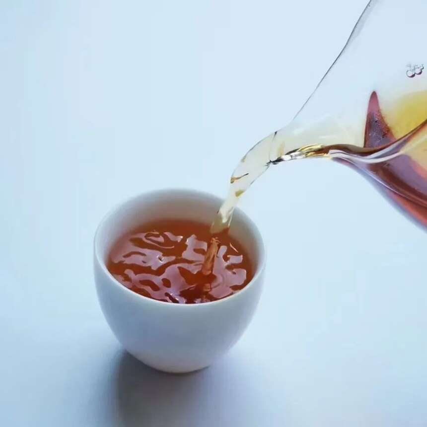 普洱茶开汤｜15年老冰岛茶，原料靠谱，附冰岛古树茶行情表