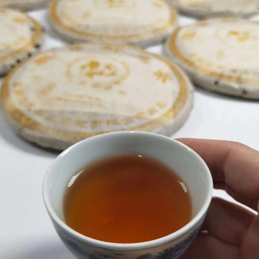 老茶开汤，04年六大茶山班章野生茶，很像班章大白菜口感，有茶样
