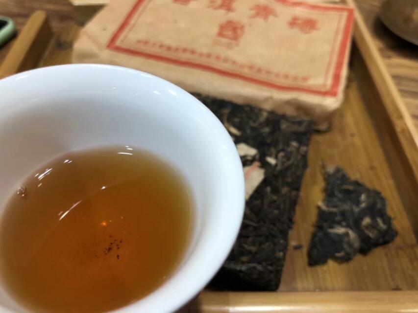 喝个早茶：2006吉辛普洱青砖
