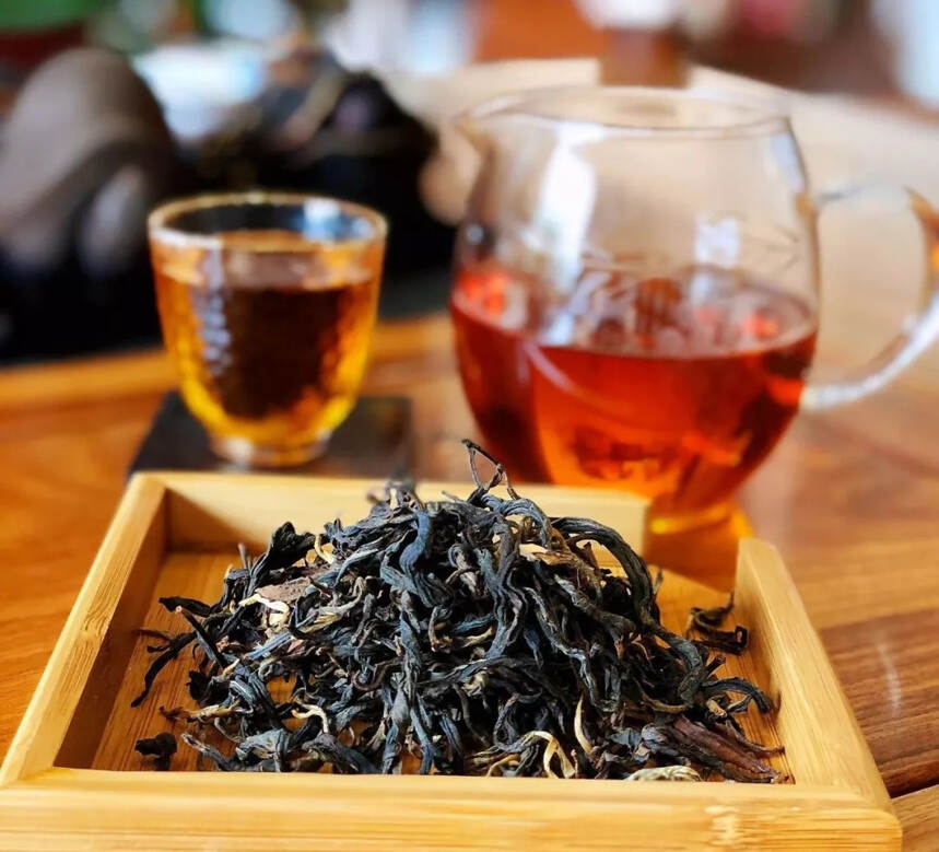 古树晒青红茶和传统红茶的区别