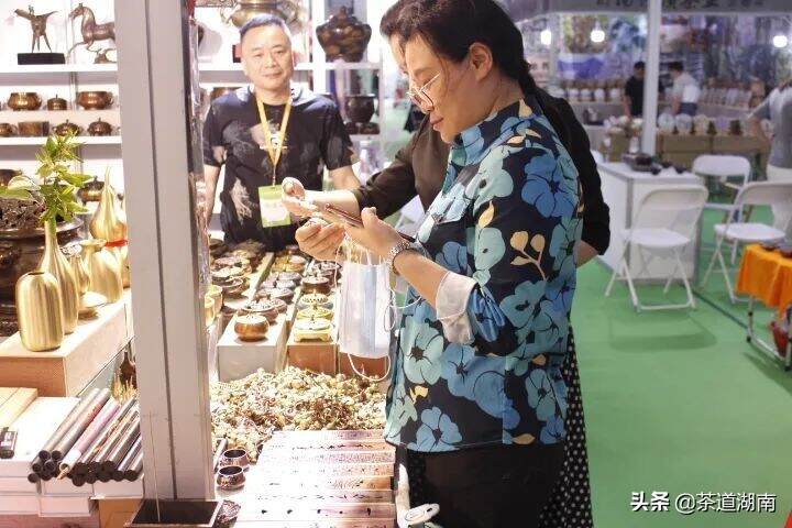 省茶业战略专家曹文成一行参观2021第十三届湖南茶文化节