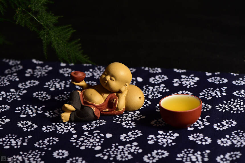 手筑茯砖茶的特点：制作工艺复杂、汤色红亮、金花满布、滋味醇和