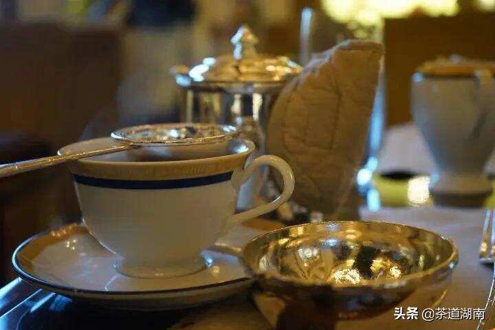 在张爱玲笔下“华美”的城里，喝一盏茶