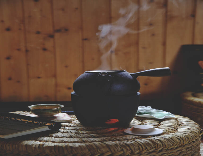 大雪纷飞寒夜下，「围炉煮茶」自在一方，冬日里的雅趣，煮雪问茶