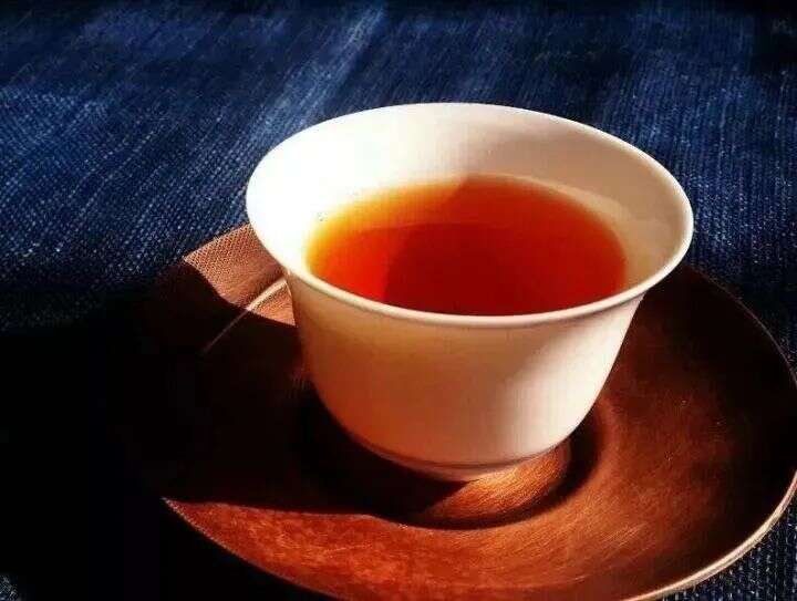 红茶汤色，是偏红色好，还是偏黄色好？