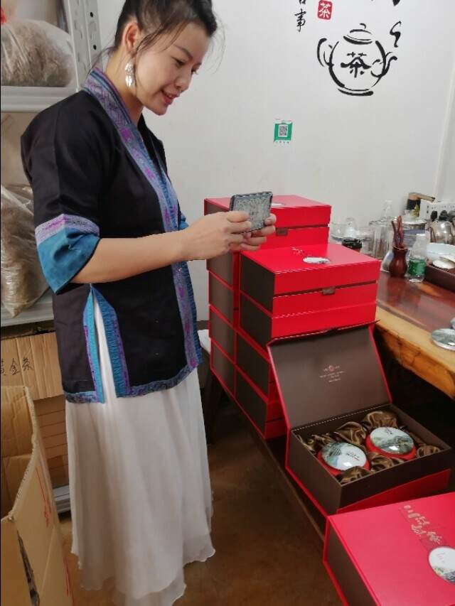 我是广西柳州三江侗族生活在半山腰上的男孩我很喜欢古老文化茶。