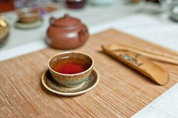 制茶工艺中，「杀青」最本质的作用就是：终止发酵，使其定型
