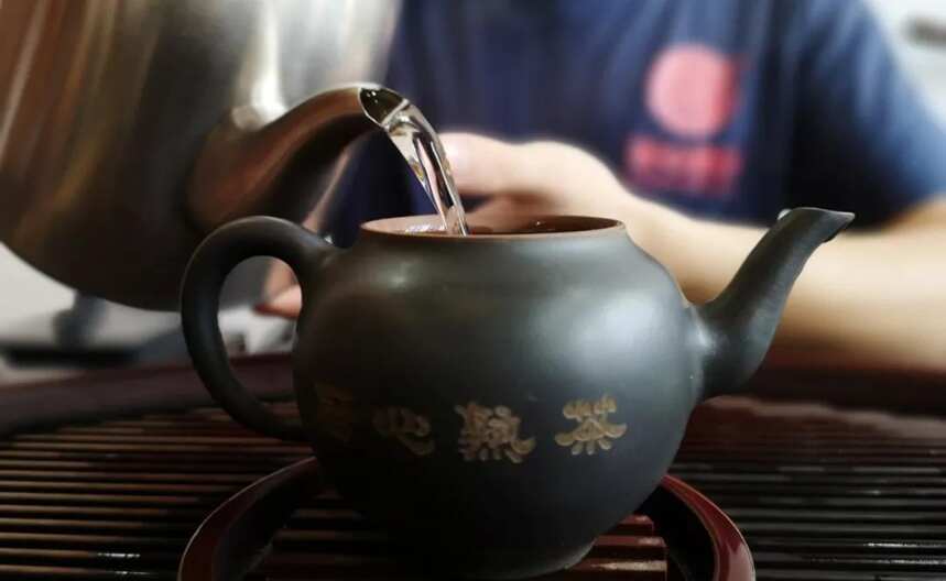 让熟茶绽放魅力：厨心熟茶的注水技巧