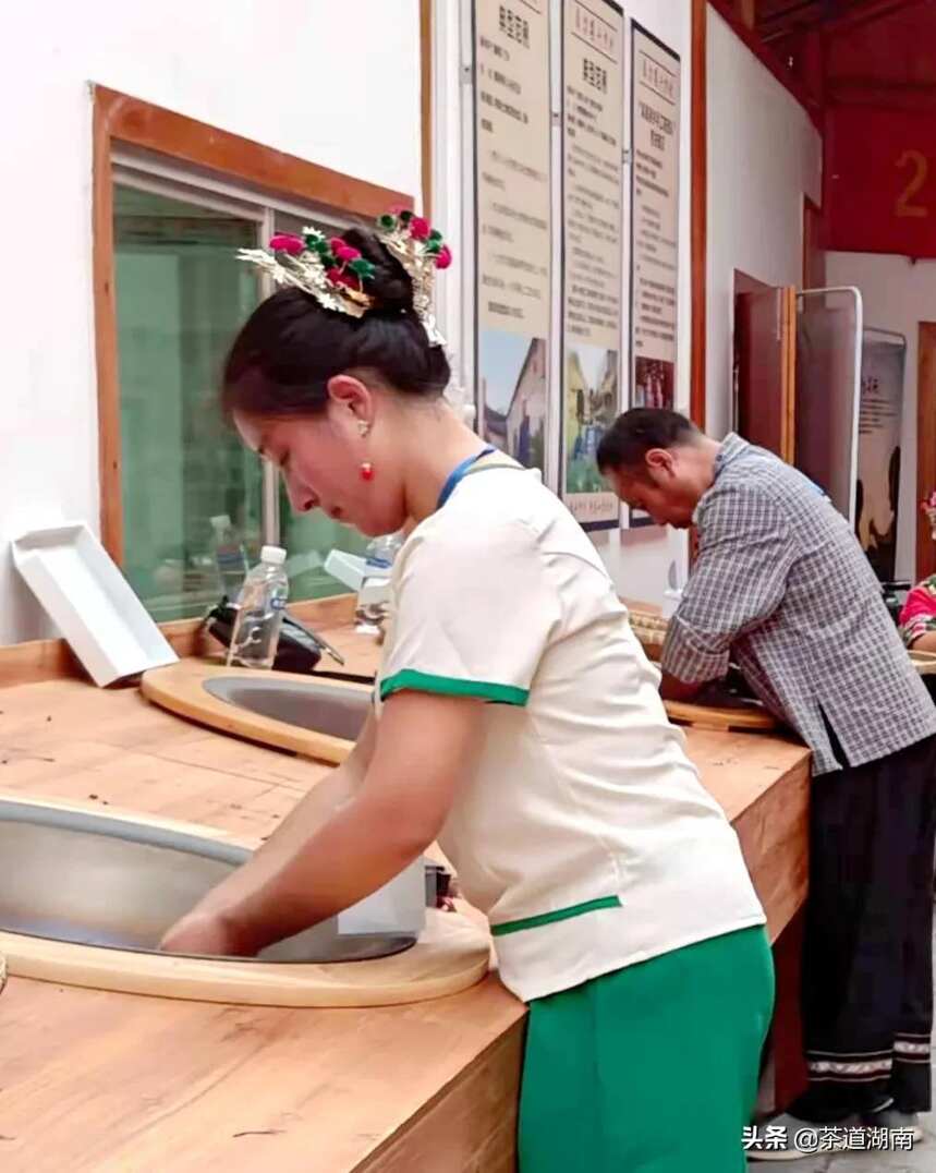 凤凰县举办“乡村工匠·手工炒茶”竞赛