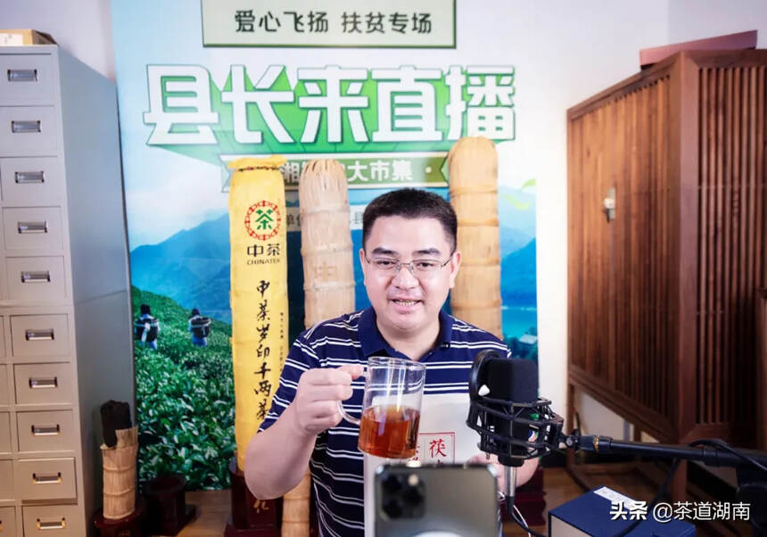 凌晨下播的网红县长：一人卖出1500万元茶叶，俩月暴瘦12斤
