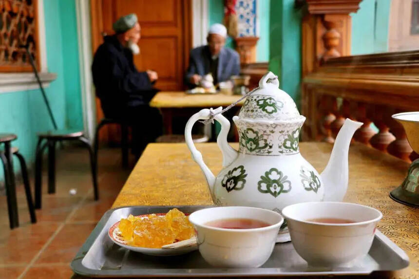 去少数民族家里喝茶时，应该注意什么？