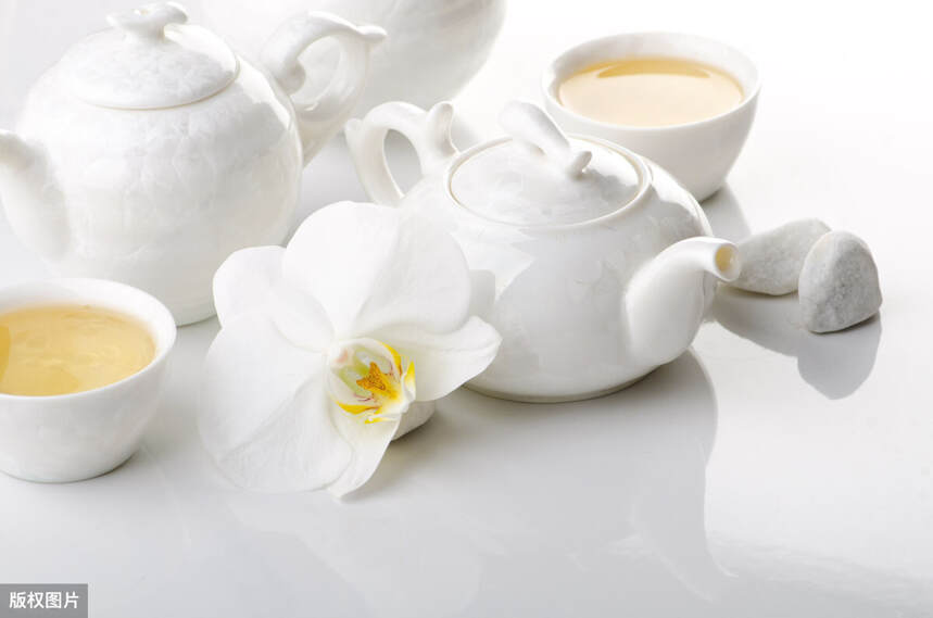 夏季饮白茶，新茶毫香清甜，老茶药香浓郁，红枣陈皮最佳组合