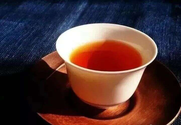 红茶汤色，是偏红色好还是偏黄色好？