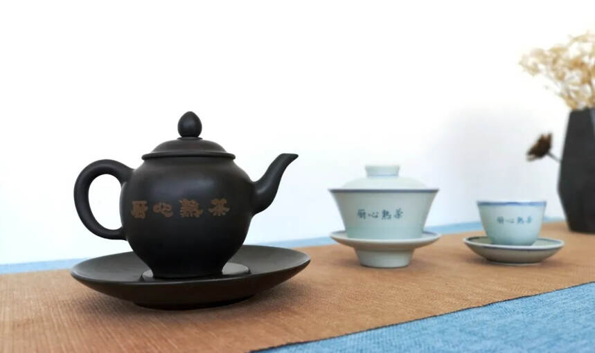 茶与器｜瓷器盖碗与建水紫陶的区别