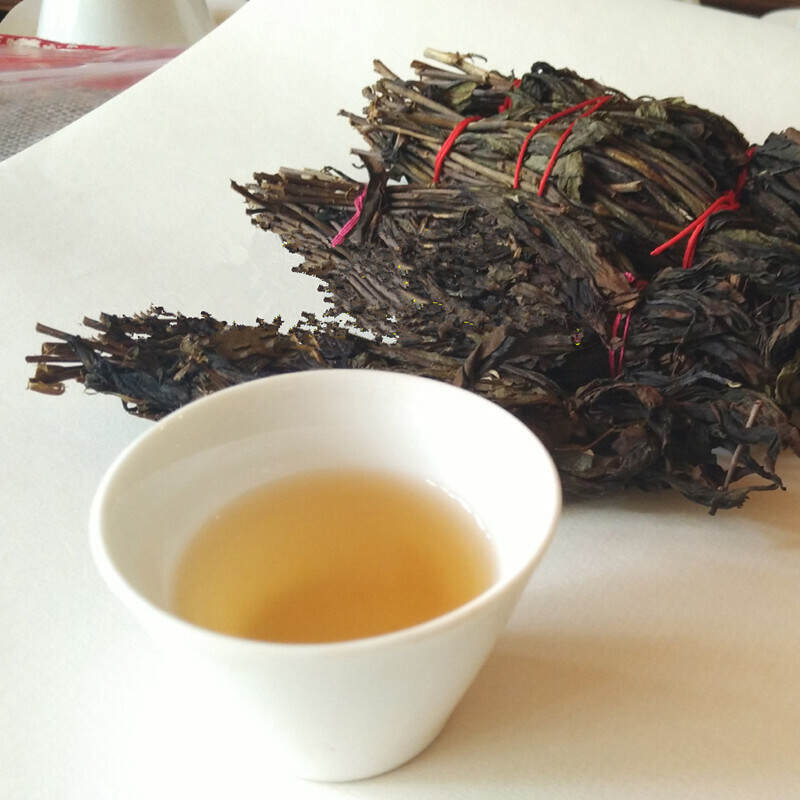 “束茶”就是“武夷山龙须茶”，滋味似烘青绿茶，又似乌龙茶
