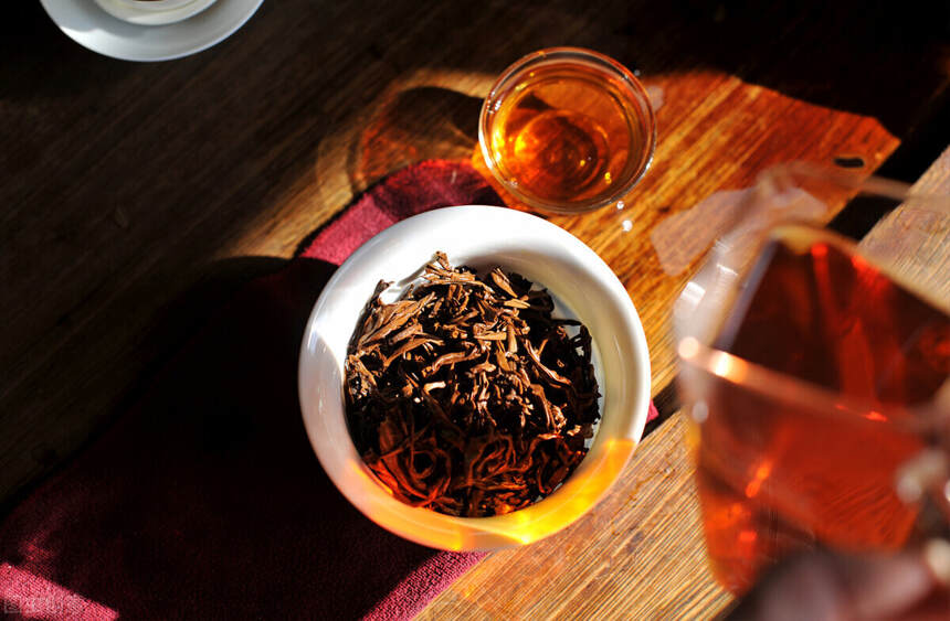 普洱新茶与陈茶的区别在哪里？如何辨别？生茶熟茶能混合存放吗？