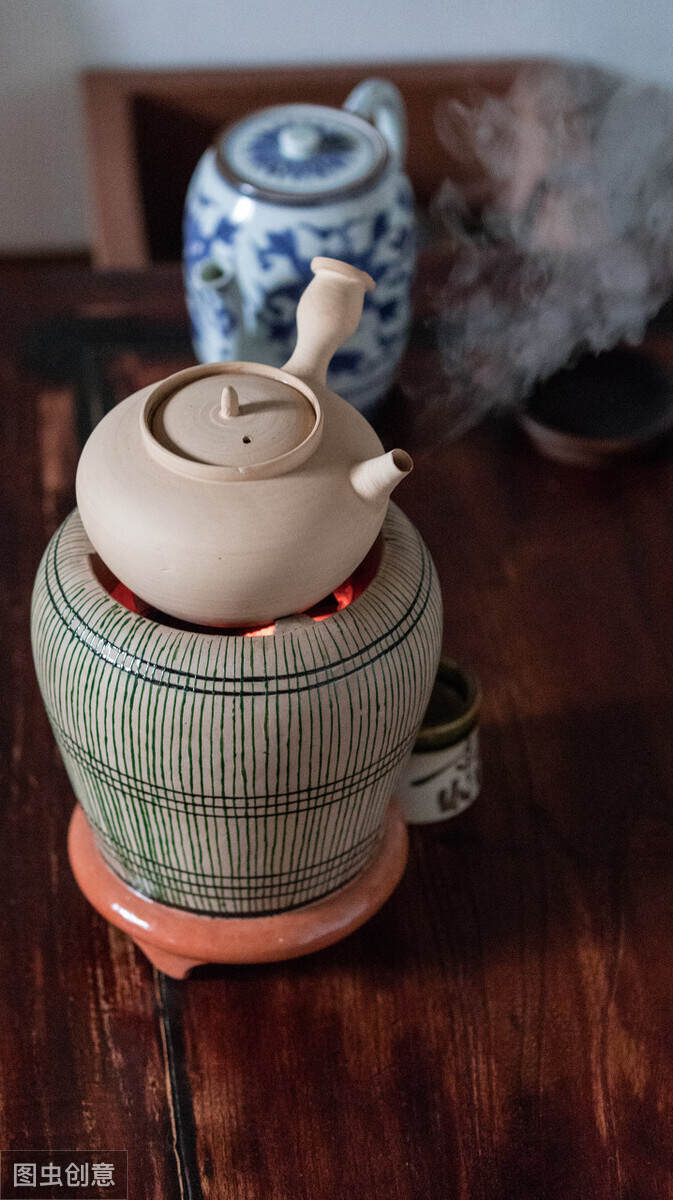 大雪纷飞季，炉旁围坐，听茶沸之音，品茶之精华，享煮茶之乐